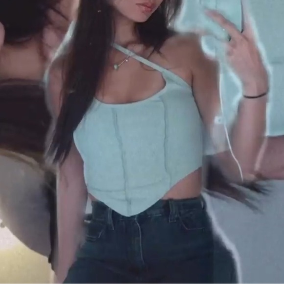 Boohoo Asymmetric Seam Detail Crop Top - Picture 3 of 3